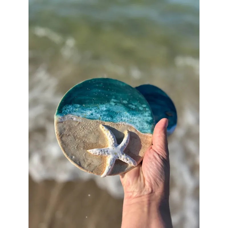 Ceramiczny talerz dekoracyjny z rozgwiazdą i motywem plaży
