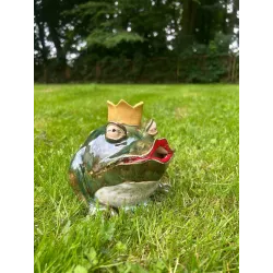 Ceramiczna figurka żaby z koroną i czerwonymi ustami