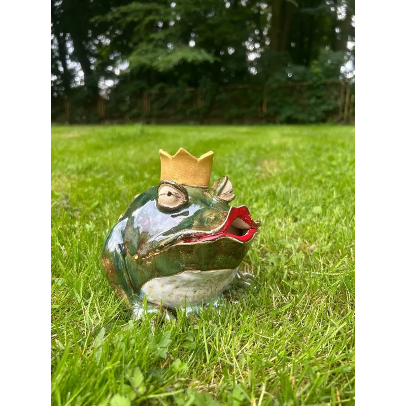 Ceramiczna figurka żaby z koroną i czerwonymi ustami