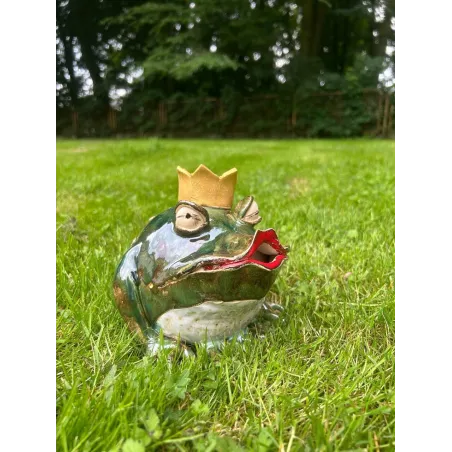 Ceramiczna figurka żaby z koroną i czerwonymi ustami