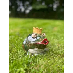 Ceramiczna figurka żaby z koroną i czerwonymi ustami