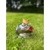 Ceramiczna figurka żaby z koroną i czerwonymi ustami