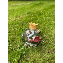 Ceramiczna figurka żaby z koroną i czerwonymi ustami