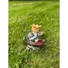 Ceramiczna figurka żaby z koroną i czerwonymi ustami